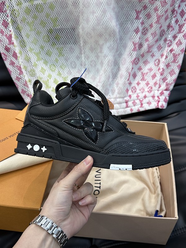 LOUIS VUITTON SNEAKERS (40)