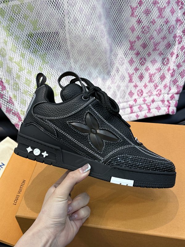 LOUIS VUITTON SNEAKERS (53)