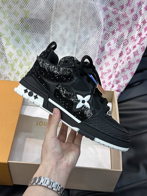 LOUIS VUITTON SNEAKERS (41)