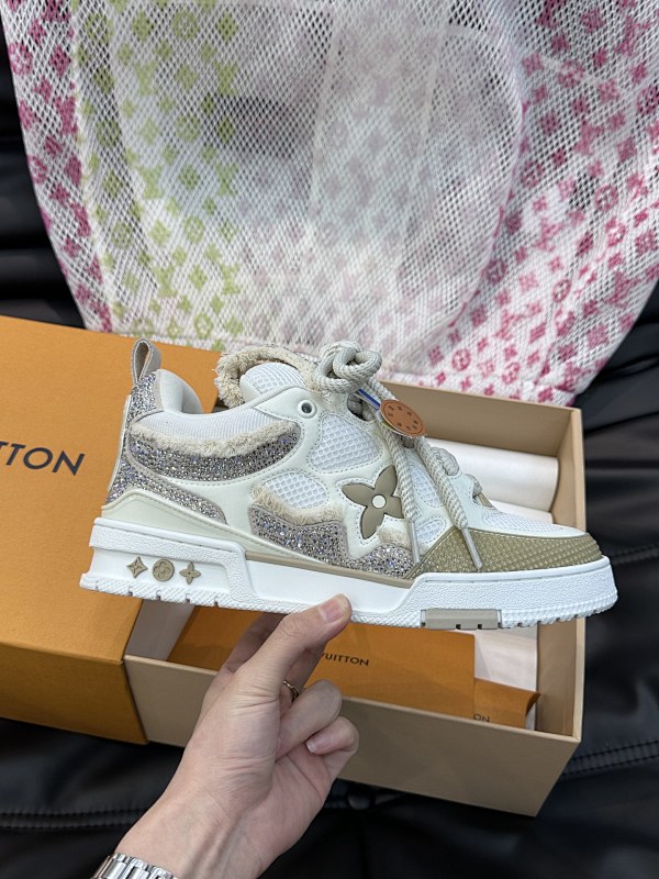 LOUIS VUITTON SNEAKERS (43)