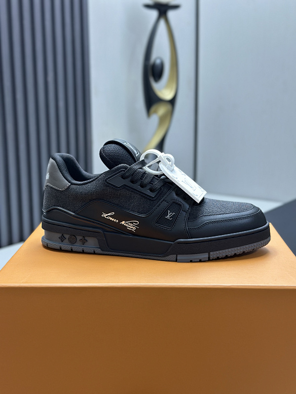 LOUIS VUITTON TRAINER (23)