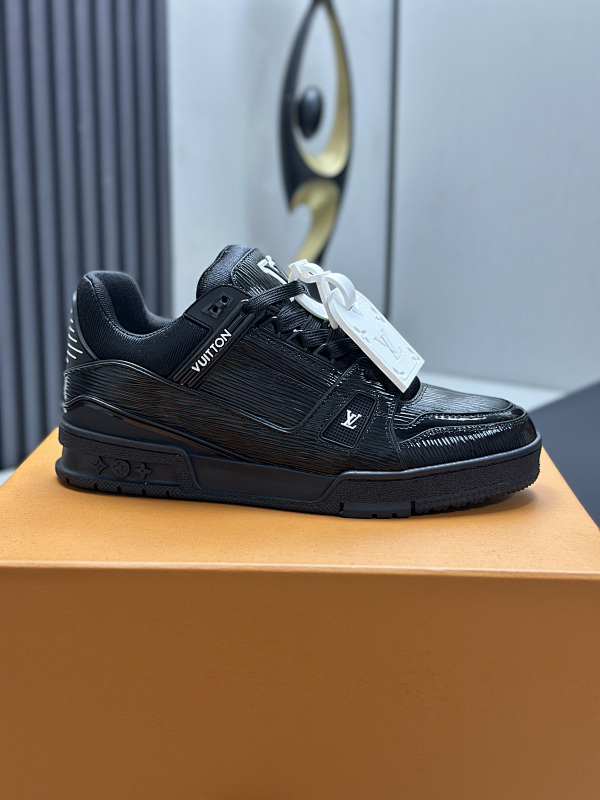 LOUIS VUITTON TRAINER (22)