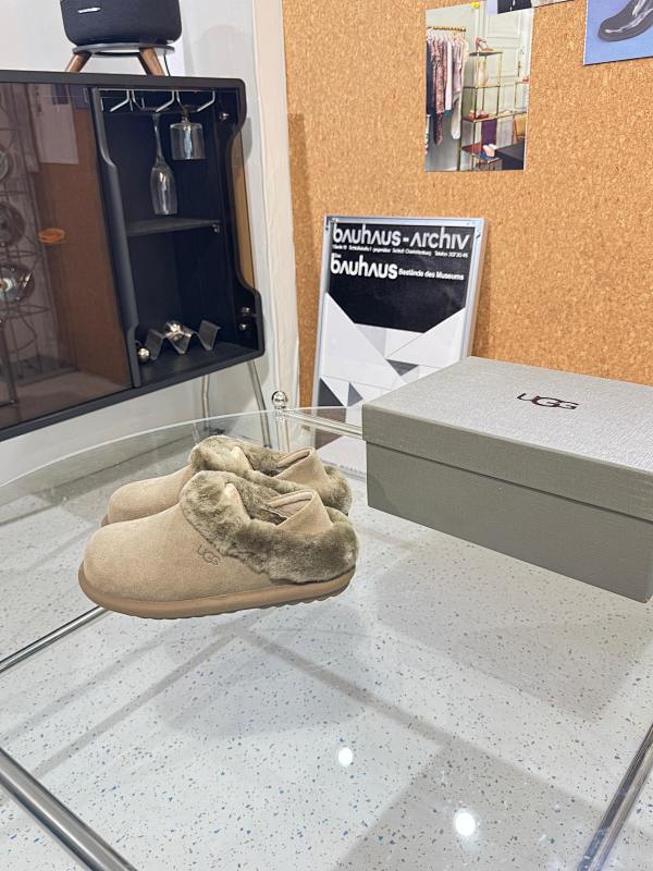 UGG slippers (4)