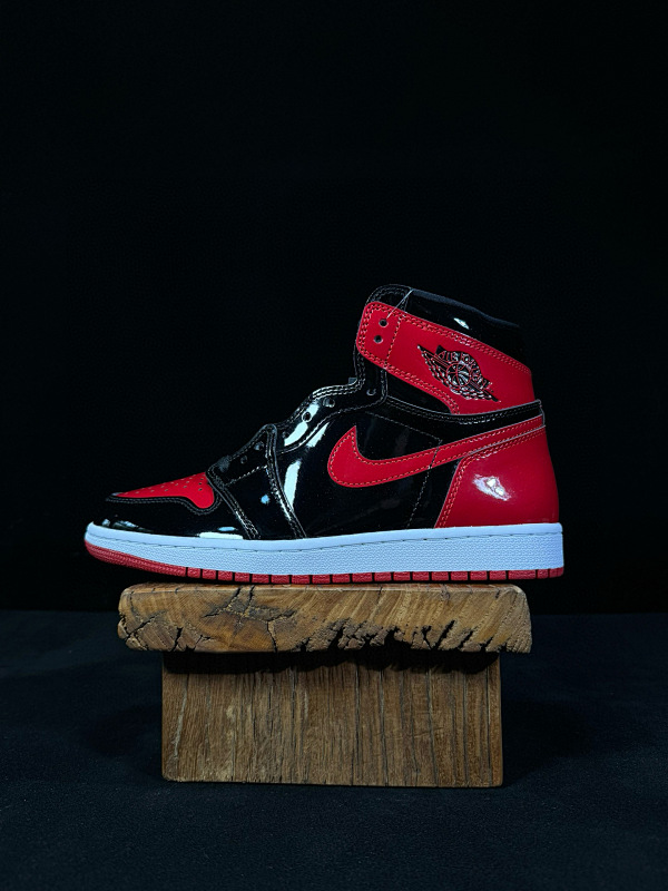 NIKE Air Jordan 1 Retro High OG 'Chicago' (2)