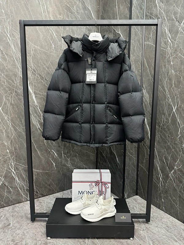 MONCLER PUFFERS (105)