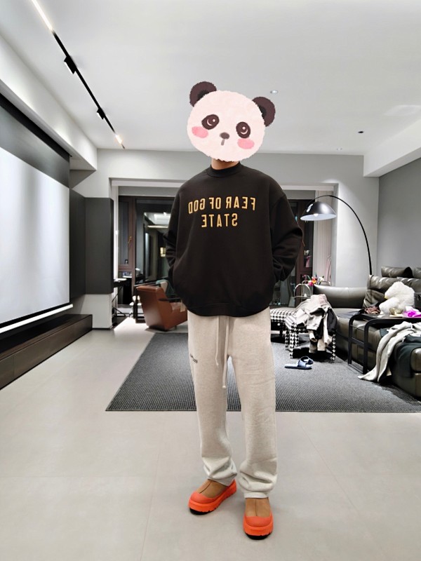 ESSENTIAL SWEATSHIRTS (30)