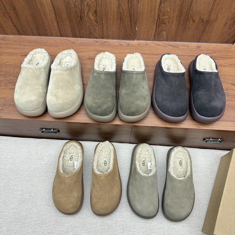 UGG slide slippers (2)