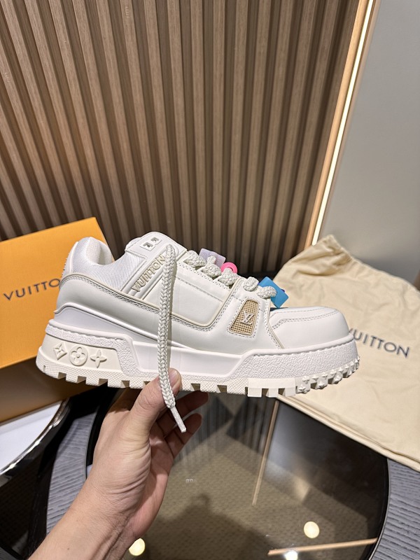 LOUIS VUITTON LV Trainer Sneakers (2)