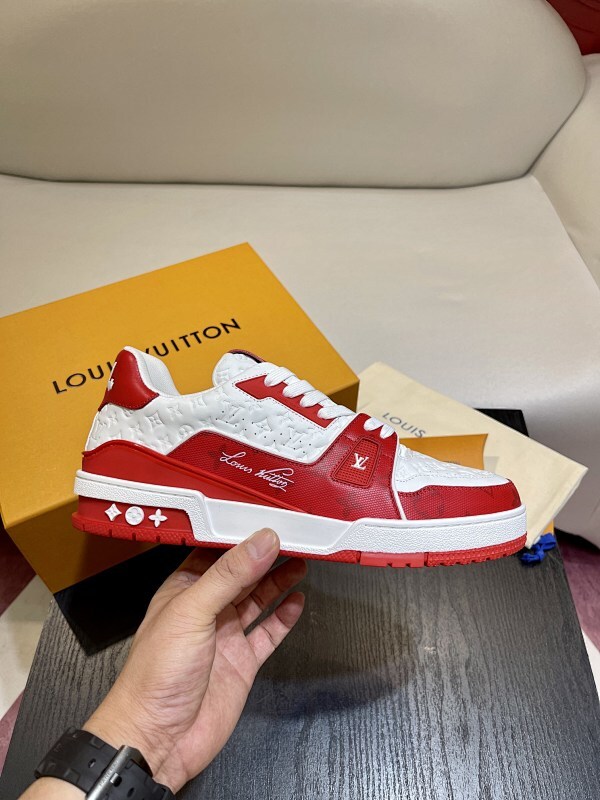 LOUIS VUITTON L@V Trainer Sneakers (122)