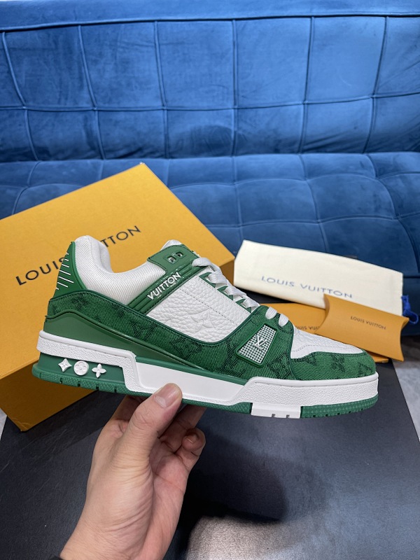 LOUIS VUITTON L@V Trainer Sneakers (116)