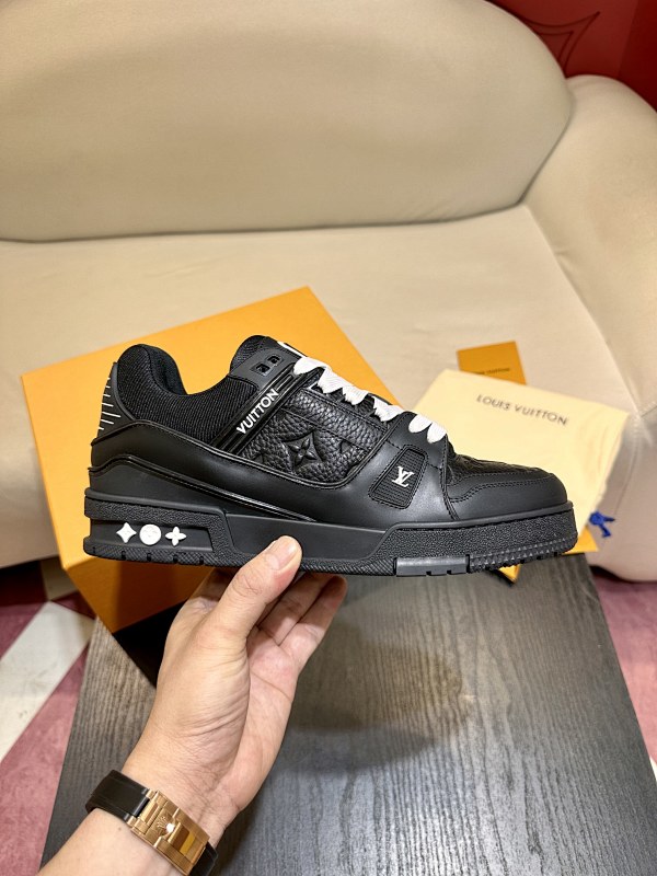 LOUIS VUITTON SKATE TRAINER (165)