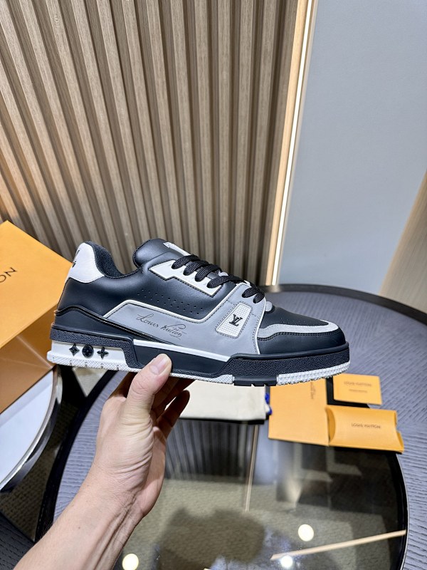 LOUIS VUITTON L@V Trainer Sneakers (9)