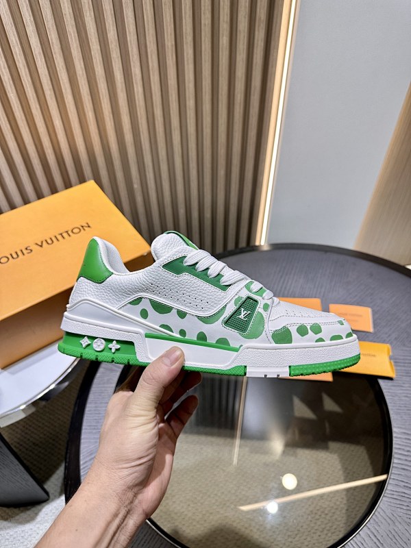 LOUIS VUITTON L@V Trainer Sneakers (96)