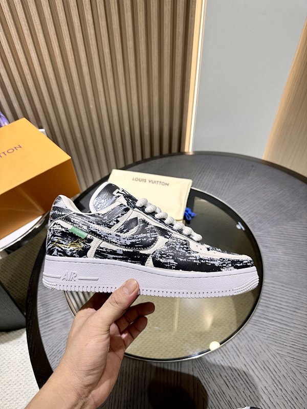 LOUIS VUITTON SKATE TRAINER (255)