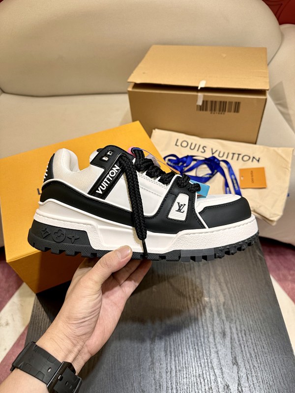 LOUIS VUITTON L@V Trainer Sneakers (124)