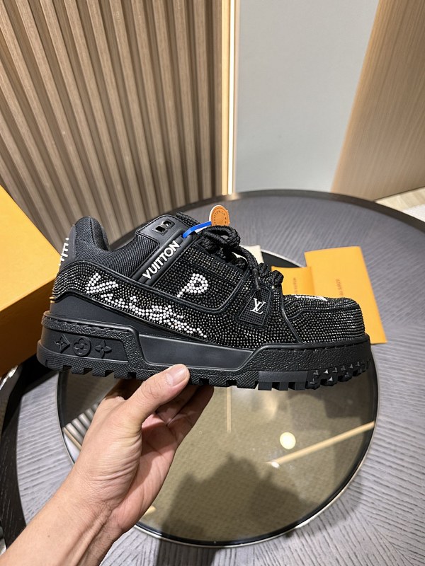 LOUIS VUITTON L@V Trainer Sneakers (92)