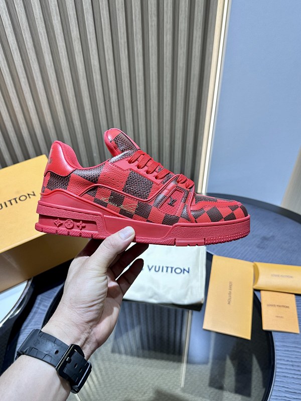 LOUIS VUITTON L@V Trainer Sneakers (80)