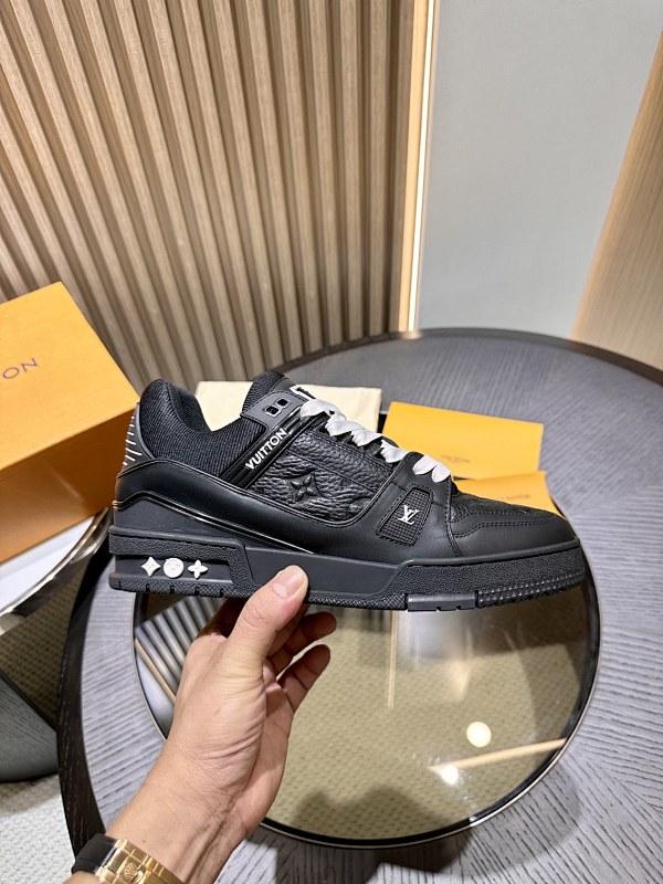 LOUIS VUITTON L@V Trainer Sneakers (38)