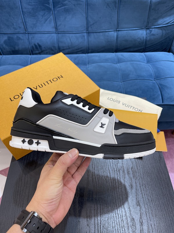 LOUIS VUITTON L@V Trainer Sneakers (138)