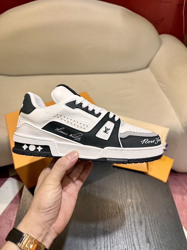 LOUIS VUITTON L@V Trainer Sneakers (130)