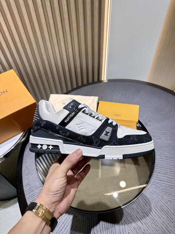 LOUIS VUITTON L@V Trainer Sneakers (5)