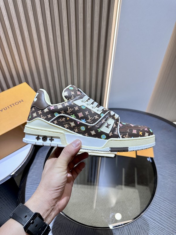 LOUIS VUITTON L@V Trainer Sneakers (22)