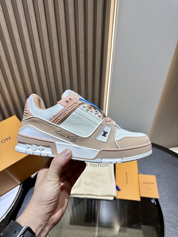LOUIS VUITTON L@V Trainer Sneakers (52)