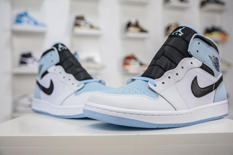 NIKE JORDAN 1 (390)