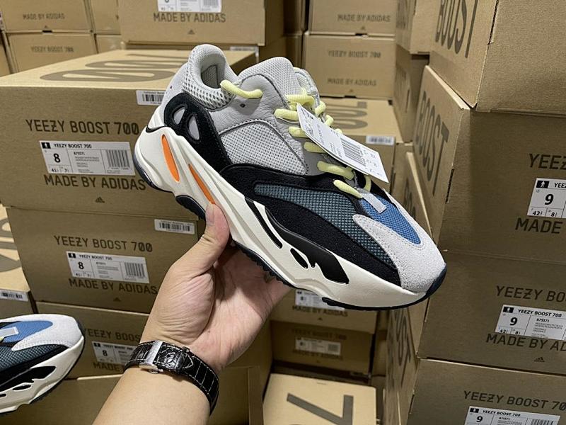 YEEZY 700 (3)