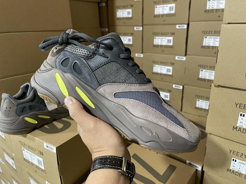 YEEZY 700 (4)