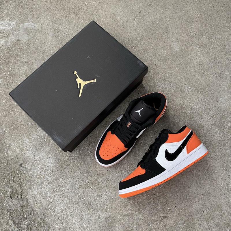 NIKE JORDAN 1 (202)