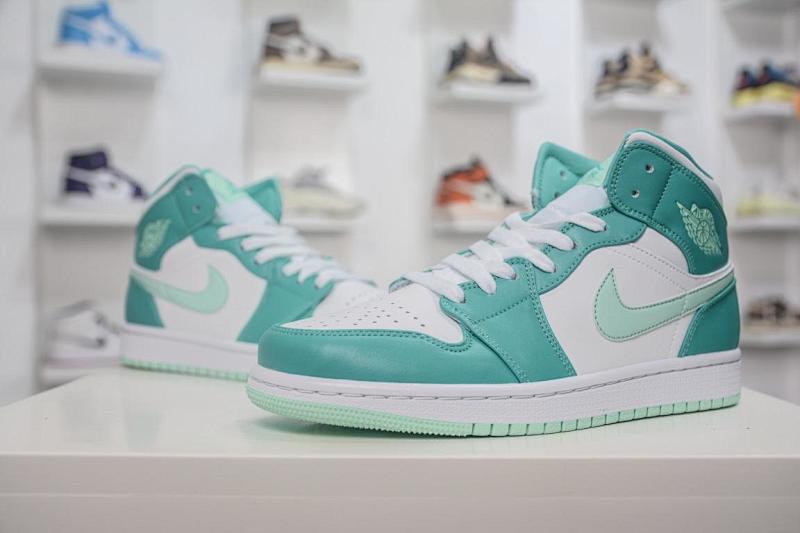 NIKE JORDAN 1 (320)