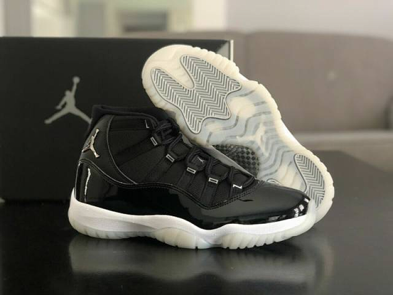 NIKE JORDAN 11