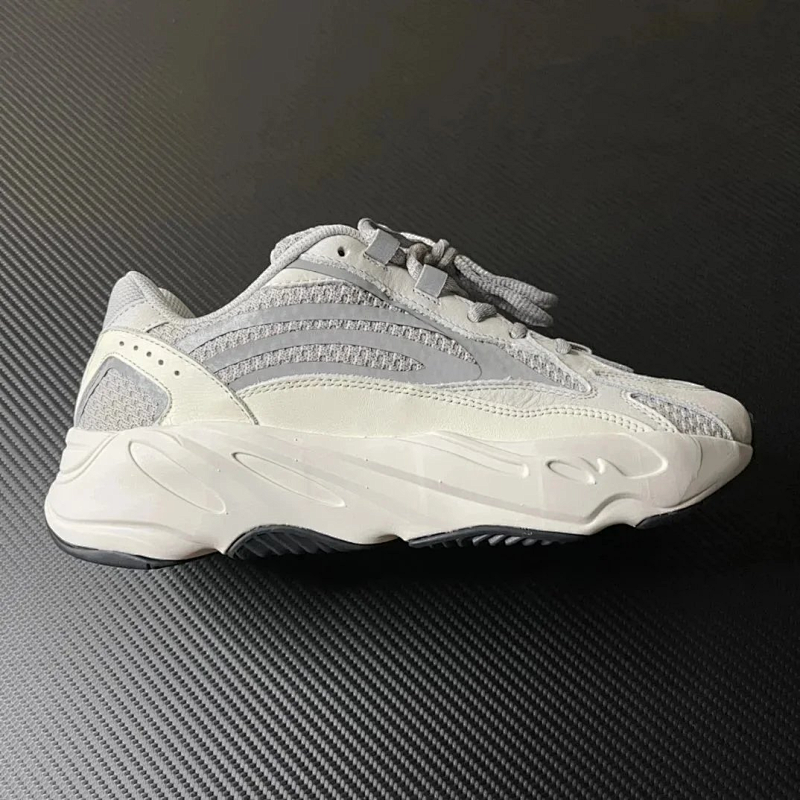 YEEZY 700 (2)