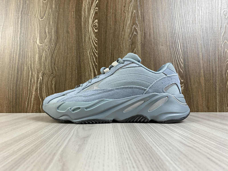 YEEZY 700 (14)