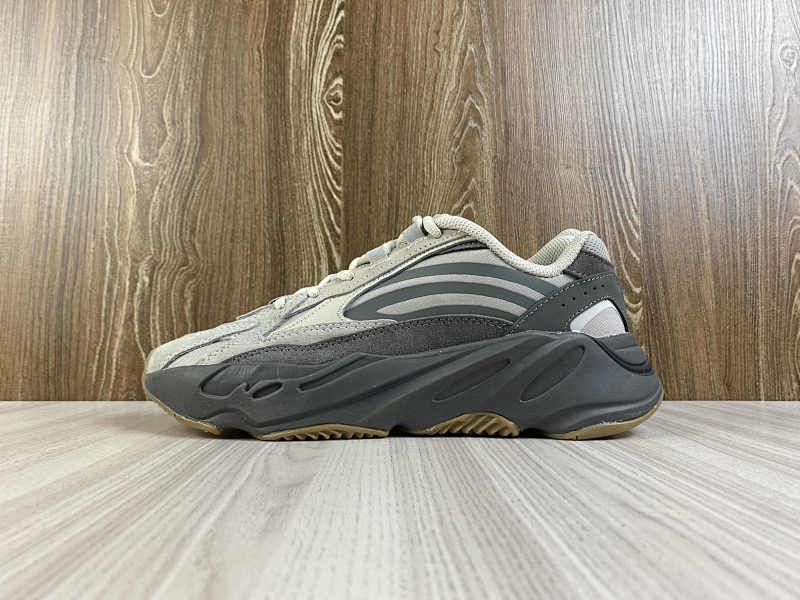 YEEZY 700 (13)