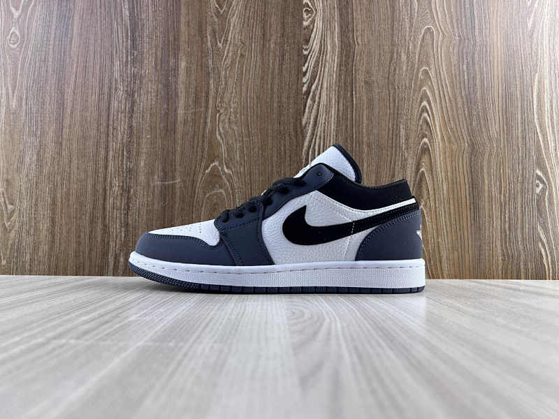 NIKE AIR JORDAN 1 LOW (105)