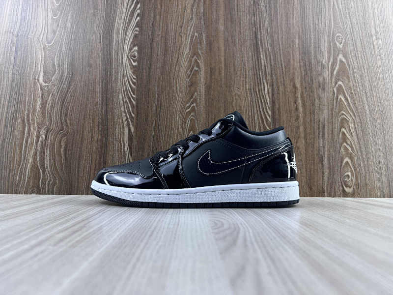 NIKE AIR JORDAN 1 LOW (114)