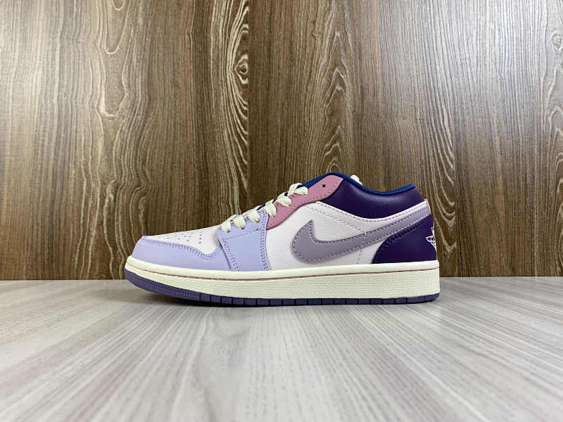NIKE AIR JORDAN 1 LOW (138)
