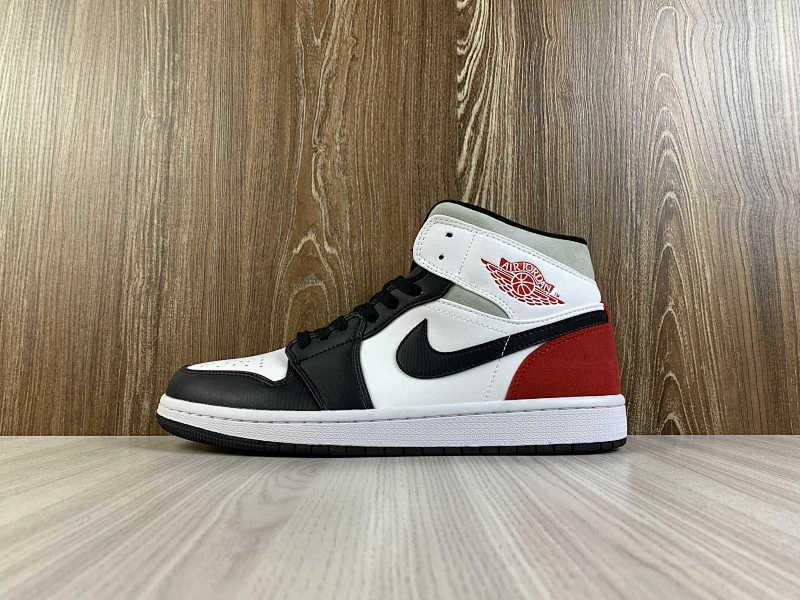 NIKE AIR JORDAN 1 MID (4)