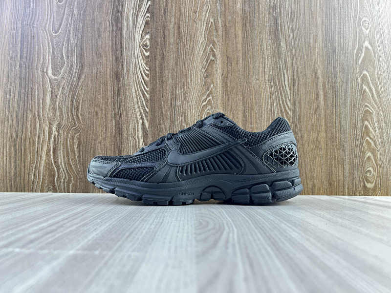 NIKE ZOOM VOMERO 5 (2)