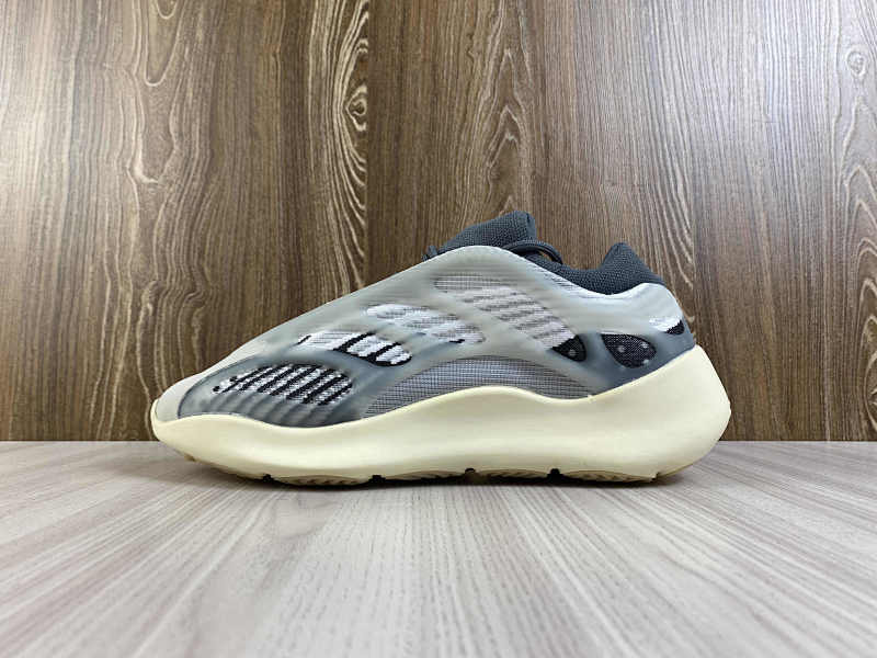 YEEZY 700 (18)