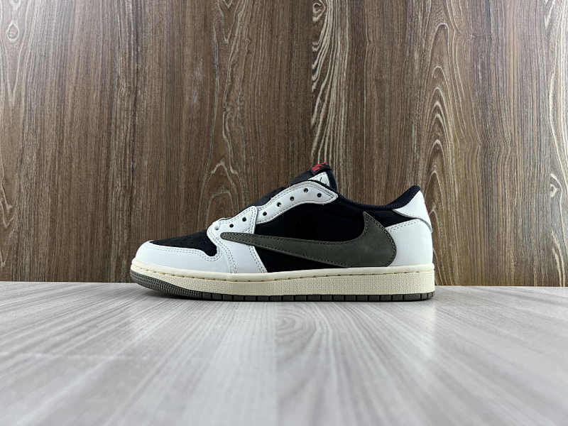 NIKE AIR JORDAN 1 LOW (106)