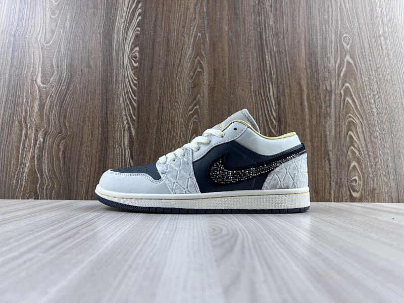 NIKE AIR JORDAN 1 LOW (109)