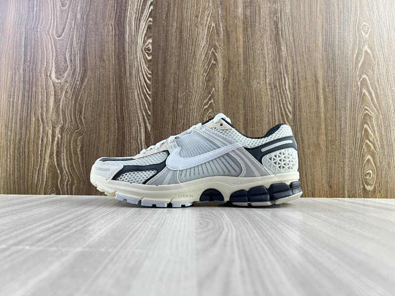 NIKE ZOOM VOMERO 5 (5)