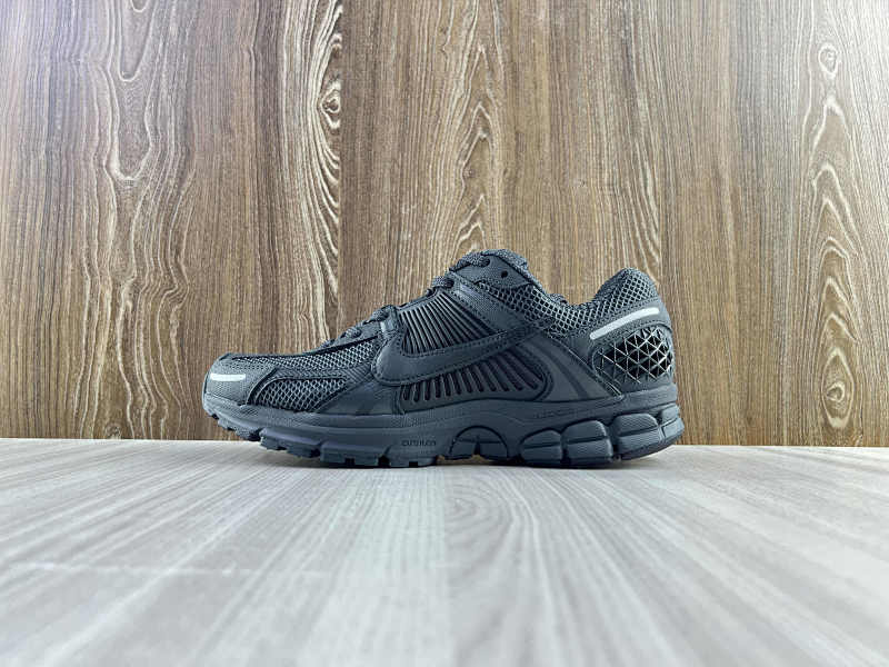 NIKE ZOOM VOMERO 5
