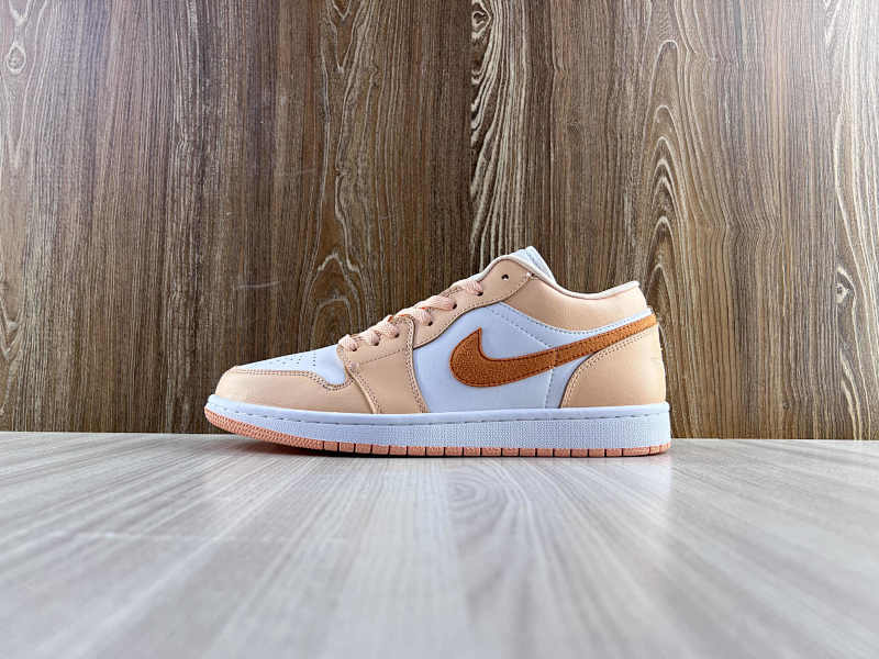 NIKE AIR JORDAN 1 LOW (40)