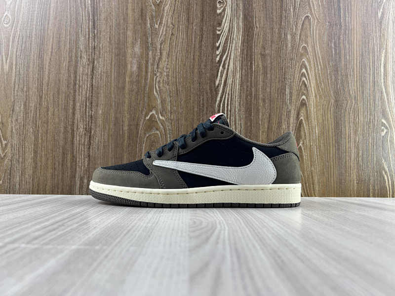 NIKE AIR JORDAN 1 LOW (107)