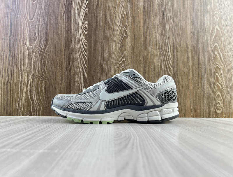 NIKE ZOOM VOMERO 5 (10)