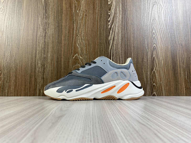 YEEZY 700 (2)